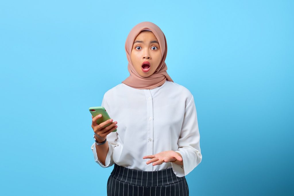 girl, smartphone, surprised-7078327.jpg